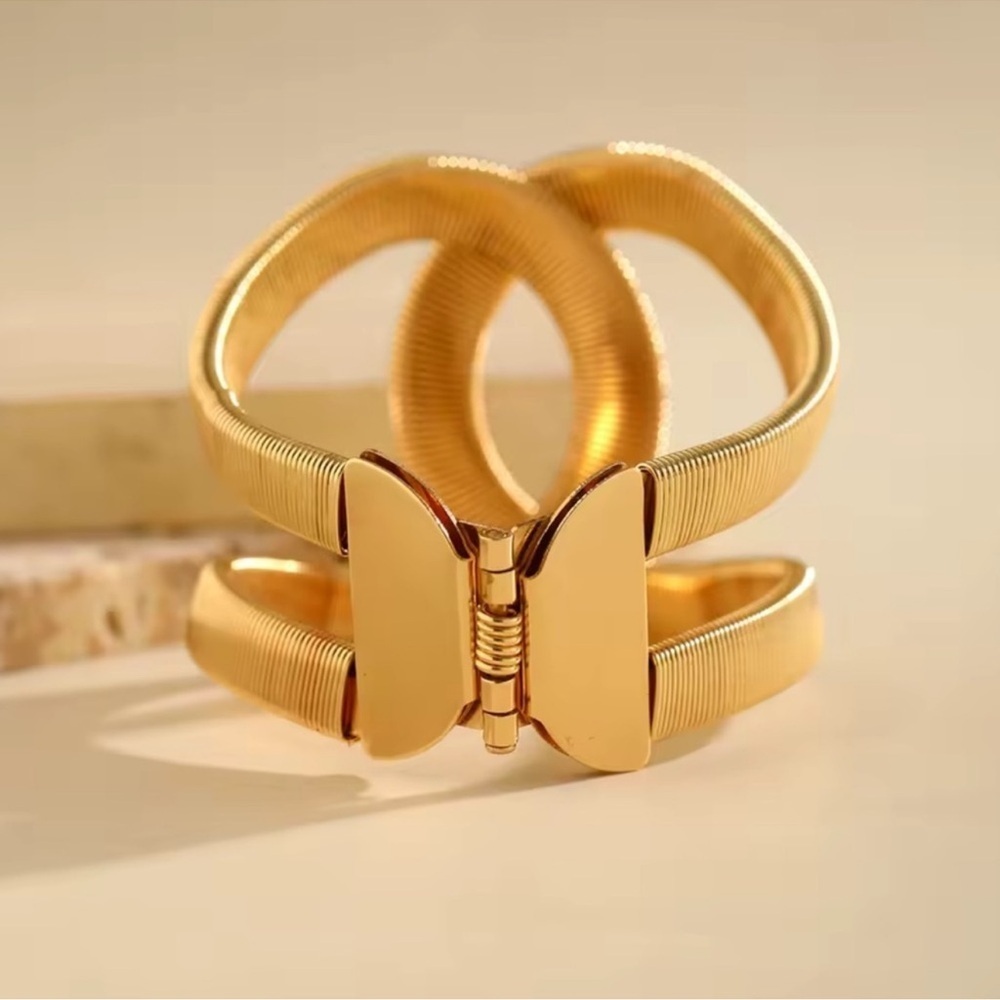 Vintage Gold Twisted Elegant Bracelet - Picture 3 of 6